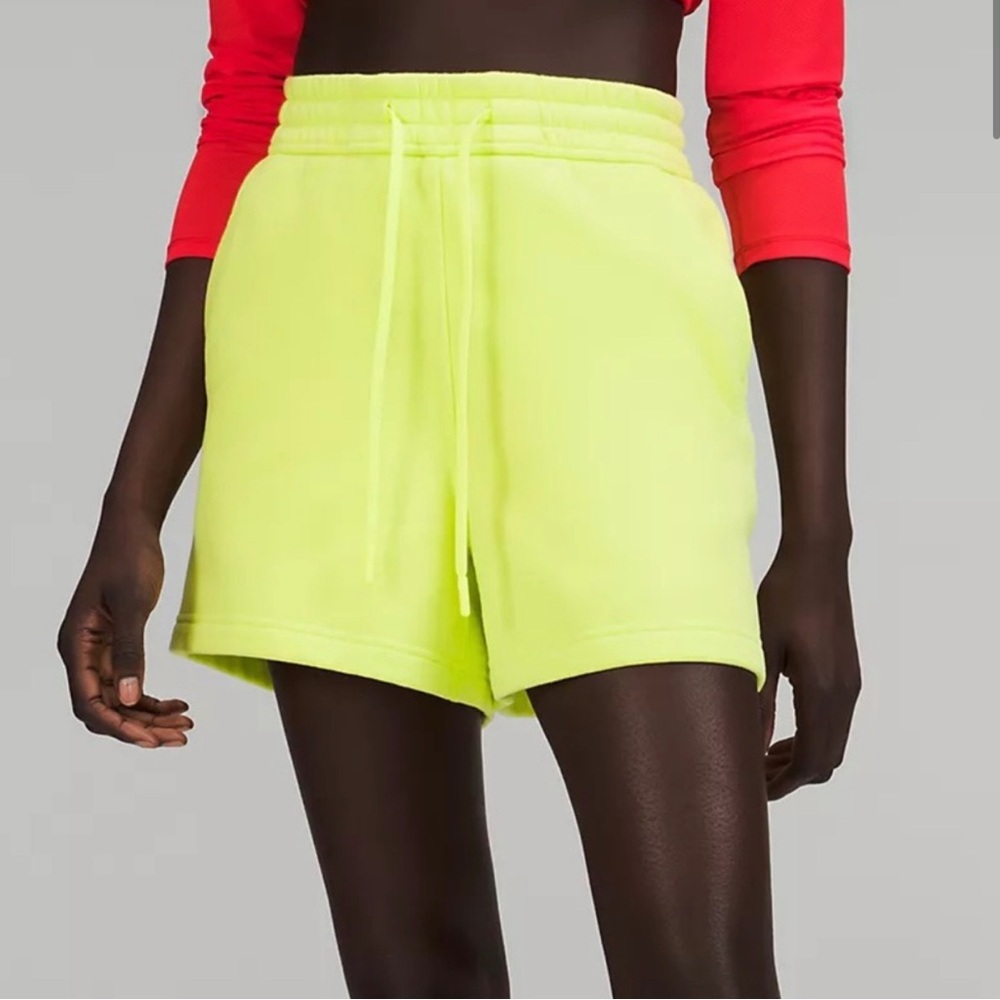 🍋🍋 Lululemon Loungeful High-Rise Short 4"